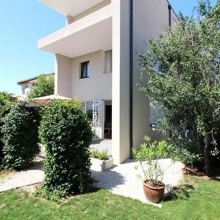 Hébergement de vacances Modern Holiday Carla With Garden Poreč
